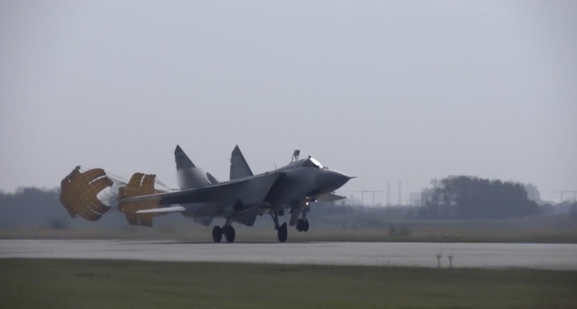 Минобороны показало кадры переброски МиГ-31 с «Кинжалами» в Калининград