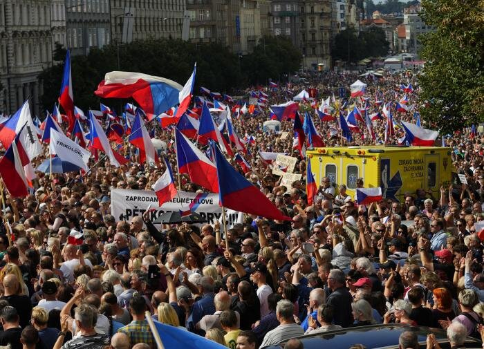Чехи требуют отставки правительства, "политически подчинённого ЕС"