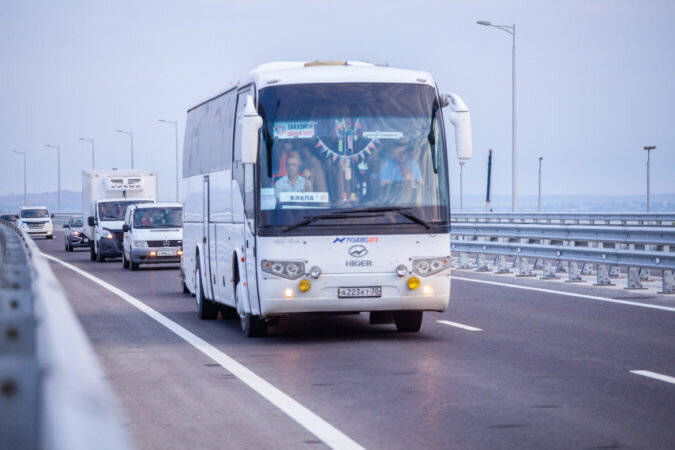 По Крымскому мосту пустили автобусы