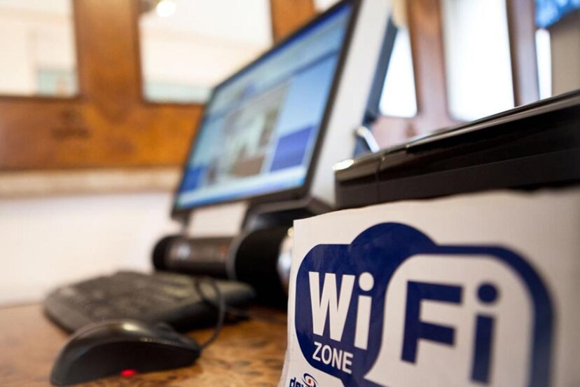 Минцифры приостановило подключение школ к wi-fi