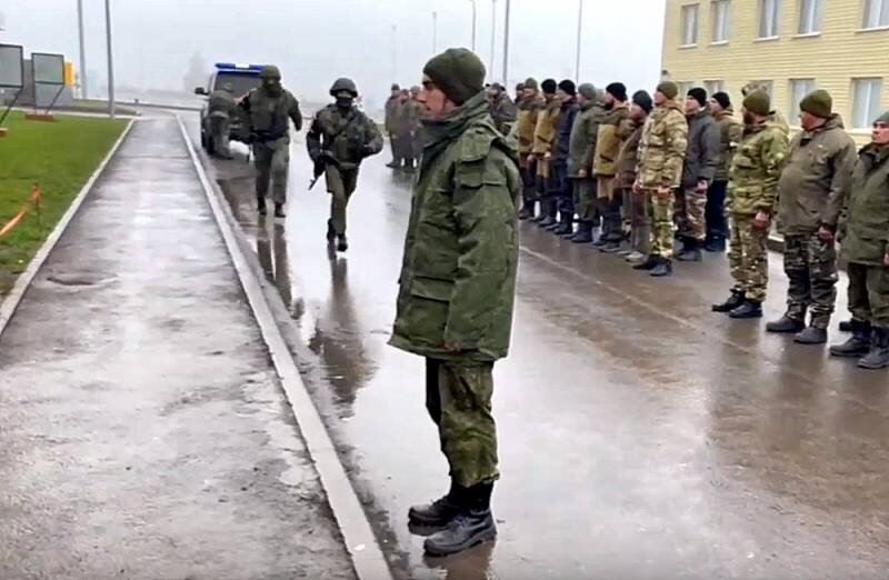 Статья 333 УК: двух российских военнослужащих задержали во время построения на плацу