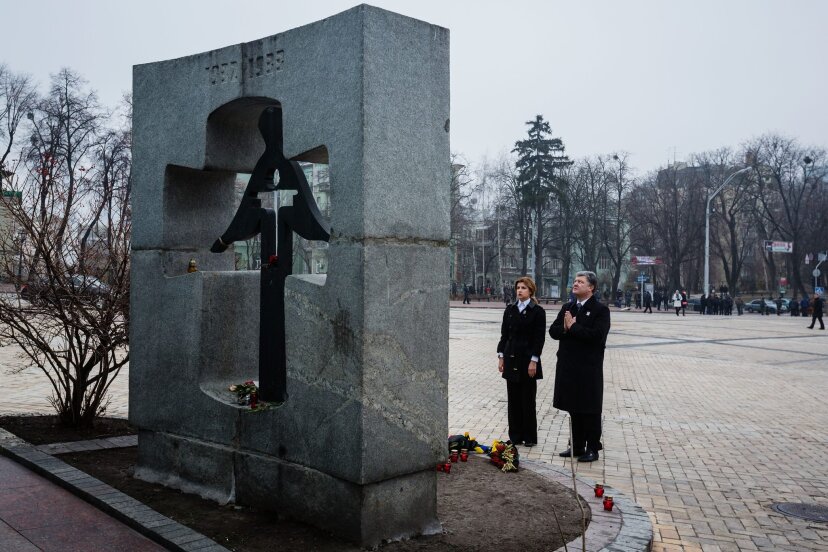 Зеленский прогнал Порошенко с церемонии возле мемориала "Жертвам голодомора"