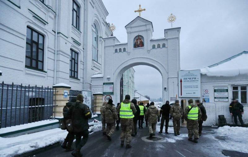 СБУ проводит обыски и аресты в Киево-Печерской лавре, называя это «контрразведывательными мероприятиями»