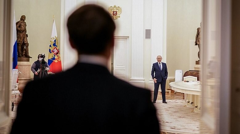 Макрон заявил о необходимости диалога с Путиным