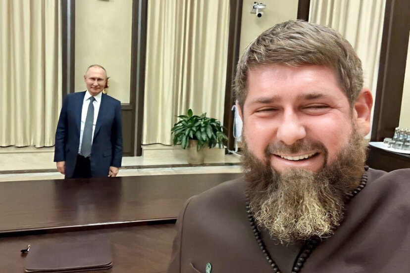 Кадыров сделал селфи с Путиным через стол