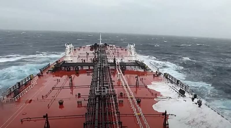 Нефтяной танкер подвергся удару беспилотника в Оманском заливе