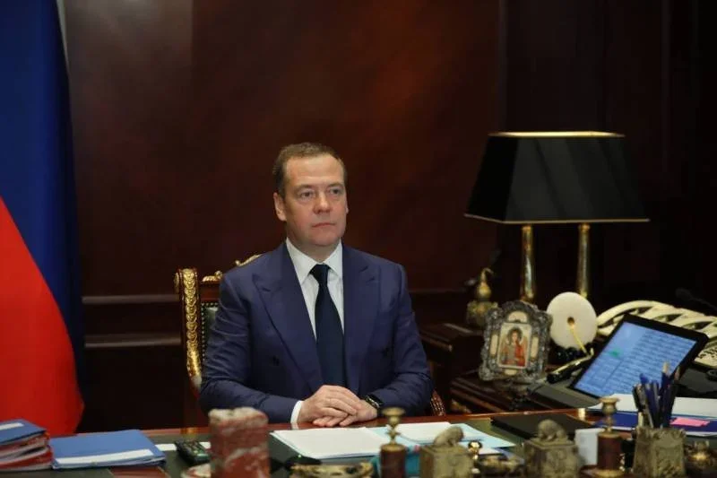 Медведев о «потолке цен» на нефть: Поразительно, как человечество любит постоянно наступать на одни и те же грабли