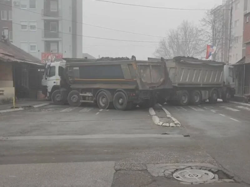 Сербы выстроили баррикаду из грузовых автомобилей в Косовска-Митровице