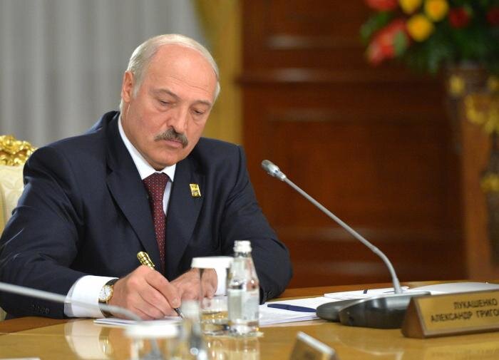 "Помашите им рукой": Лукашенко об иностранцах, бросивших компании в Белоруссии