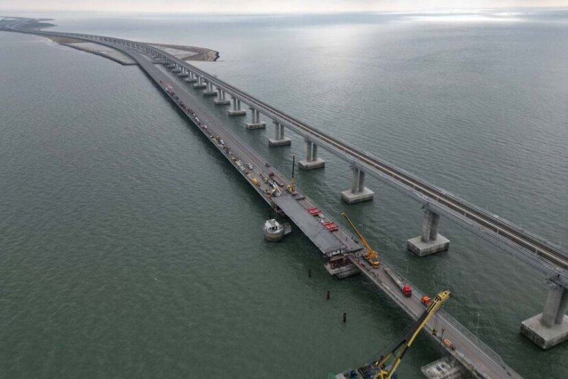Движение по пострадавшей от взрыва автомобильной части Крымского моста возобновили
