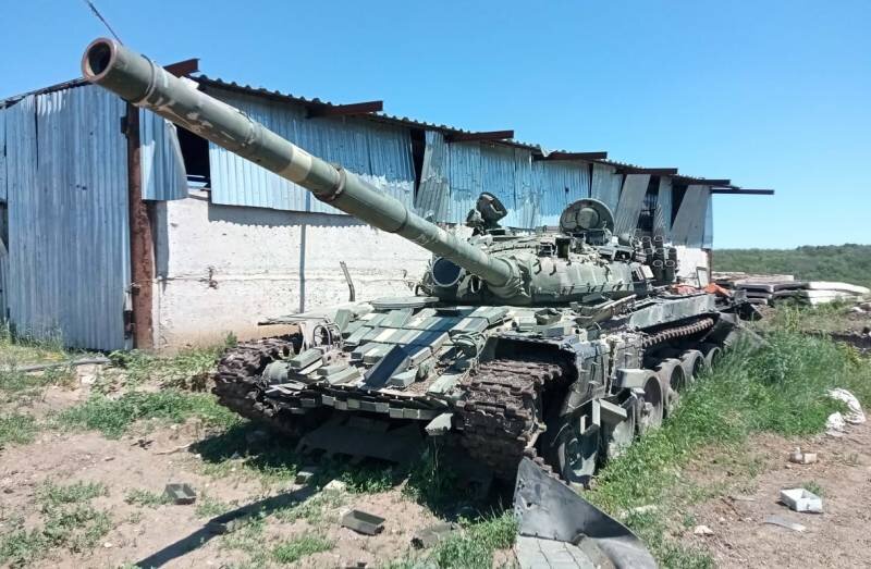 Видео сдачи в плен экипажа украинского танка Т-72 с заваренными люками появилось в Сети