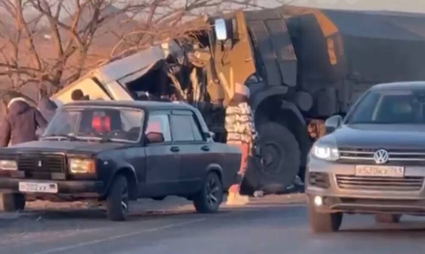 Микроавтобус и грузовик столкнулись под Шахтерском
