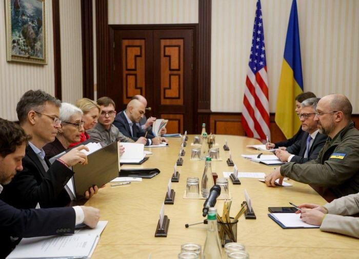 Военно-чиновничий десант США инспектирует Украину