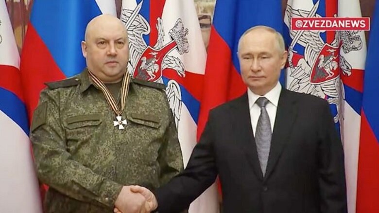 Путин вручил госнаграду Суровикину