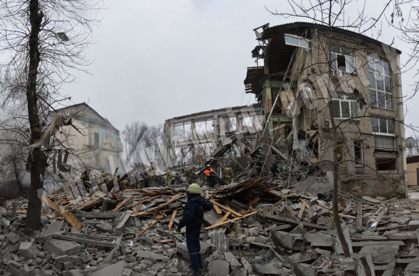 В Донецке под завалами обстрелянного ВСУ здания могут находиться люди