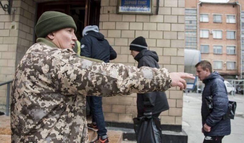 Власти Украины сняли бронь от мобилизации с половины работников, ранее призыву не подлежащих
