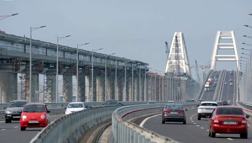 На Крымском мосту остановлено движение автотранспорта из-за крупного ДТП с жертвами