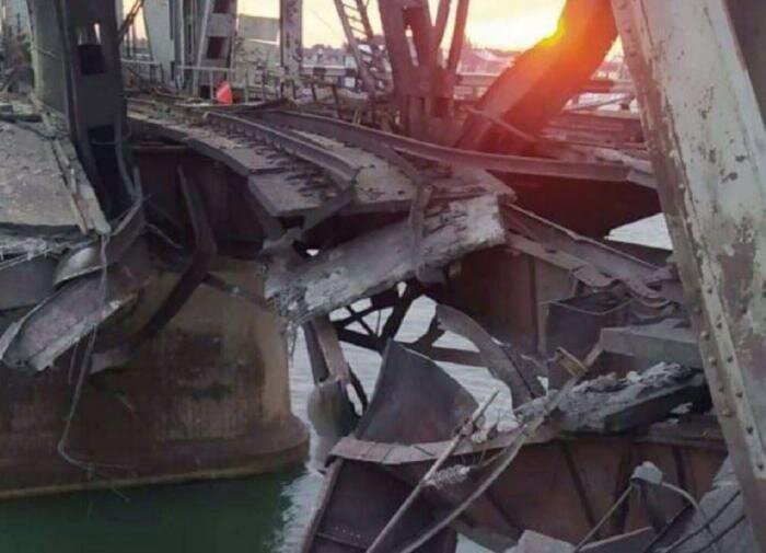 Военкор Сапоньков опубликовал фото взорванного морским дроном ВС РФ моста в Затоке