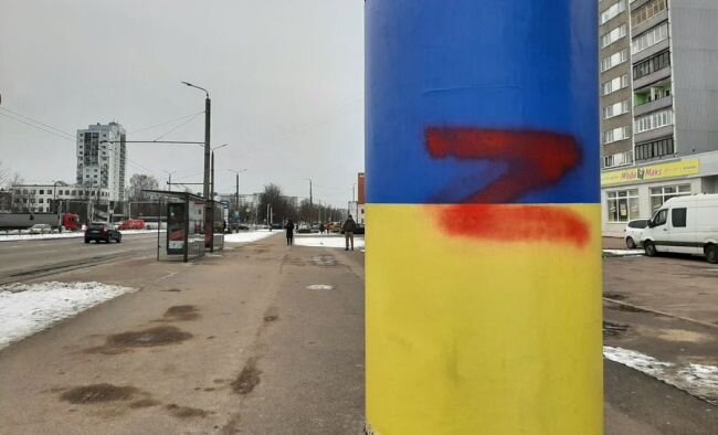 Русские Латвии тайно противятся жовто-блакитной истерии на улицах Риги
