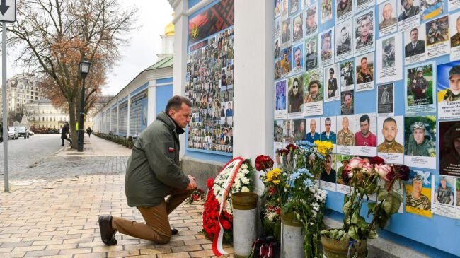 Министр обороны Польши почтил в Киеве память бандеровцев, истреблявших поляков