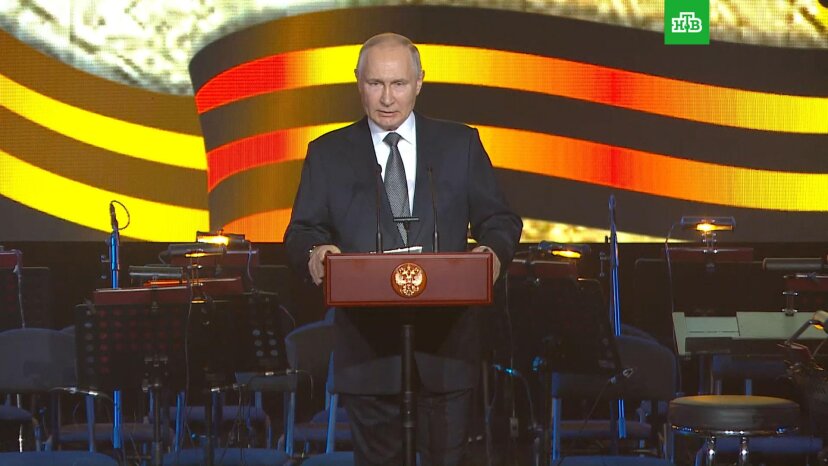 Путин выступил на концерте, посвященном 80-летию Сталинградской битвы