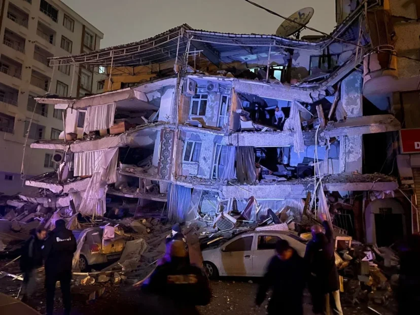 В Турции и Сирии - сильные землетрясения и десятки погибших