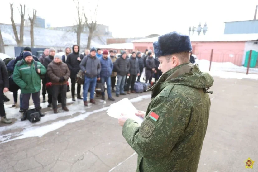 В Белоруссии военнообязанные стали прибывать в расположения частей