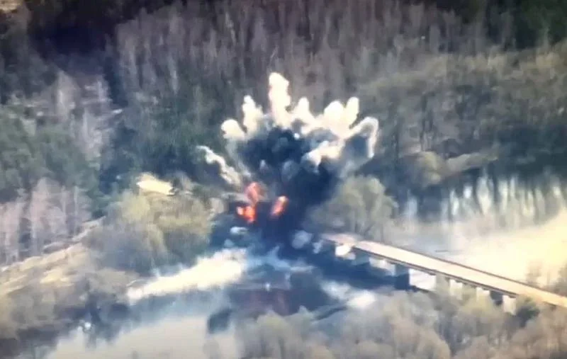 Авиаудар по мосту через реку Судость в Черниговской области попал в кадр