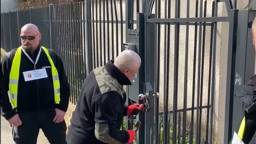 Польские чиновники и полицейские вломились на территорию школы при посольстве России