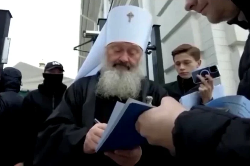 Банда Зеленского лишила митрополита УПЦ свободы, но не в силах противостоять верующим