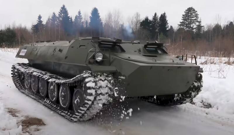 В СВО применяется российский бронетранспортёр МТ-ЛБ с защитой из танковых траков