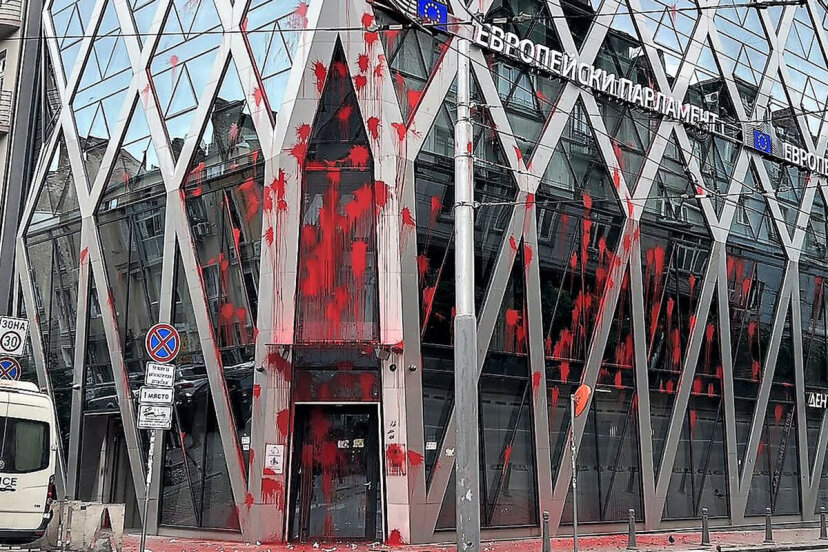 Протестующие в Софии забрызгали здание представительства Еврокомиссии красной краской