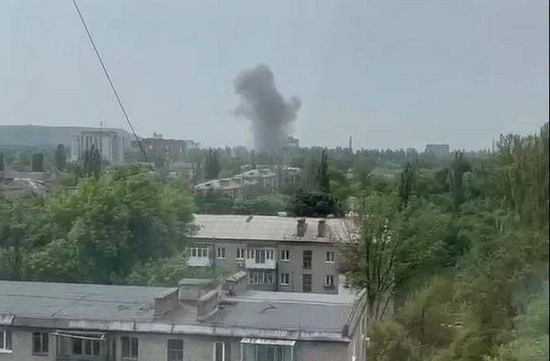 В результате удара РСЗО HIMARS по Калининскому району Донецка разрушено здание НИИ. Есть погибшие