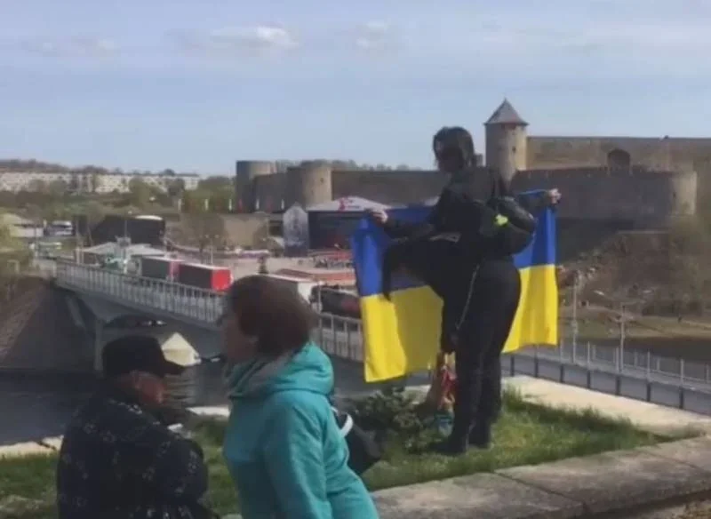 В эстонской Нарве мужчина сбросил с лестницы провокатора с флагом Украины и «радужной» символикой