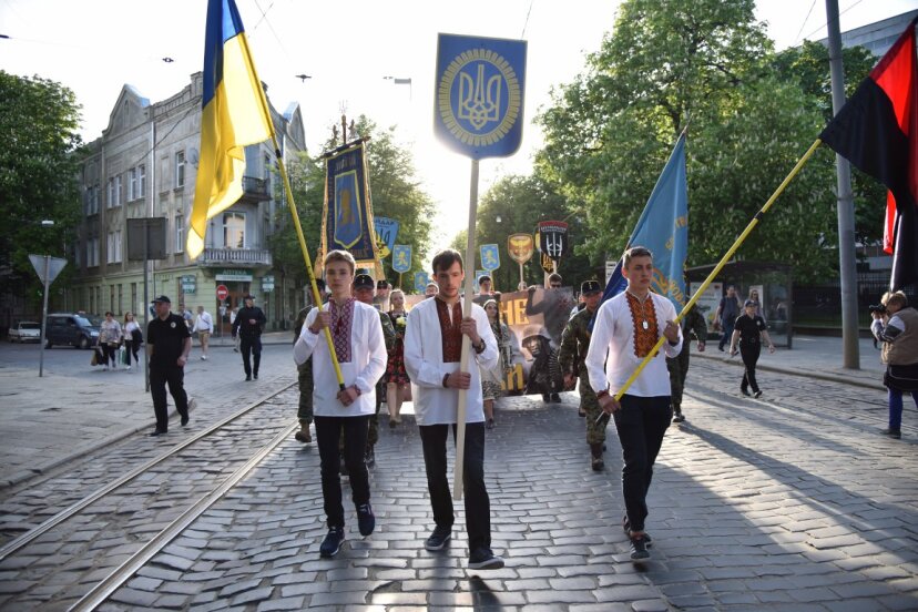 Мнение: Нацисты в украинской народной одежде