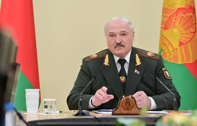 Лукашенко: Если договариваемся о мирном процессе - война заканчивается, но если пойдёт движение войск - мы должны применять ядерное оружие