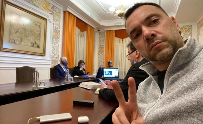 Как офис Зеленского лепит из Арестовича нового «защитника» прав русских на Украине