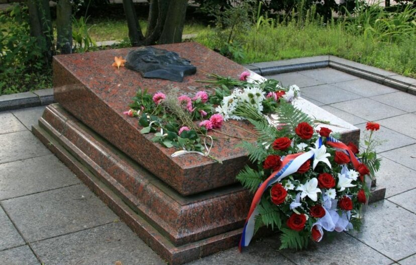Во Львове попытались украсть из могилы прах разведчика Николая Кузнецова