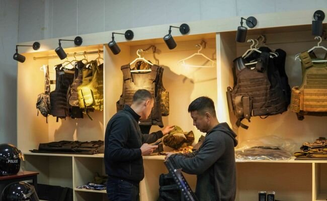 Россияне заказали в Китае сотни тысяч бронежилетов и шлемов