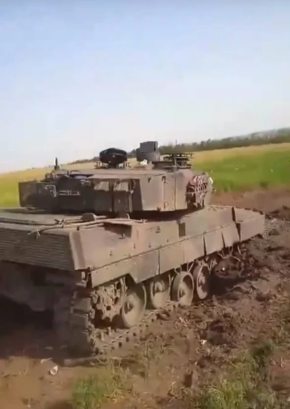 Украинские военные: подбитые танки Leopard могут неделями стоять в полях, потому что их опасно эвакуировать