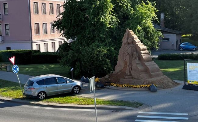 В Эстонии автомобиль протаранил памятник Зеленскому