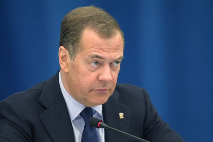 Медведев назвал Зеленского «деятелем в грязной зеленой майке»