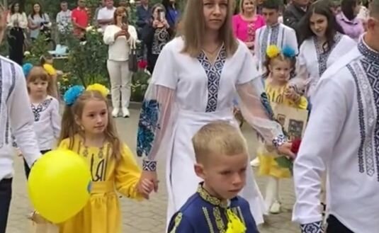 «Травим, мочим москалей»: под эту песню пошли в школу украинские первоклашки