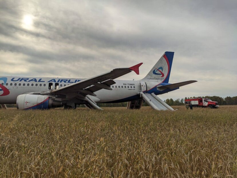 Самолет «Уральских авиалиний» сел прямо в поле под Новосибирском: отказала гидравлика