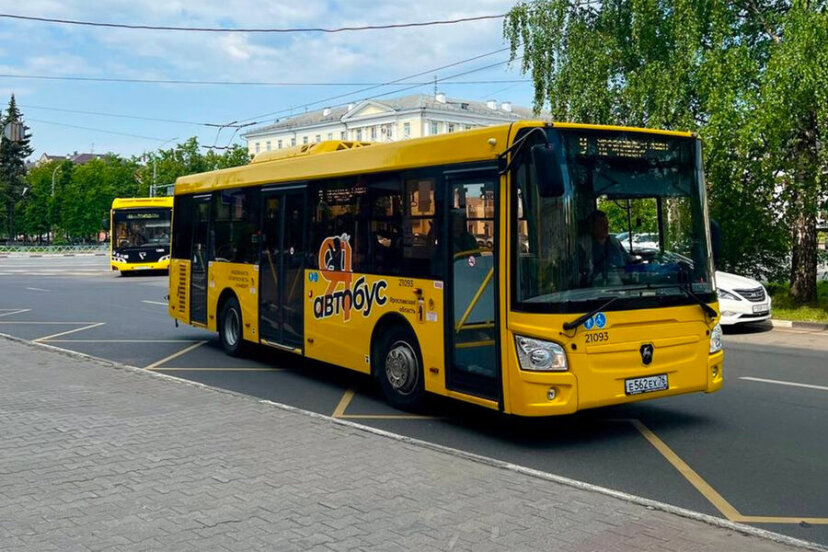 В Ярославле неизвестные обстреляли автобус на остановке и ранили прохожего