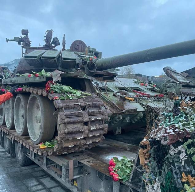 Подбитый российский танк жители Хельсинки превратили в монумент, утопающий в цветах
