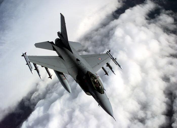 Первый из обещанных Киеву истребителей F-16 может уже находится на Украине
