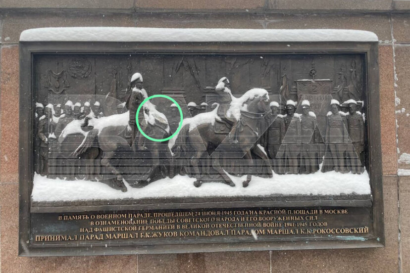 Вандалы обезглавили лошадь на горельефе «Парад Победы» на Красной площади