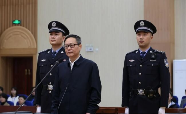 Известный китайский банкир приговорен к смертной казни