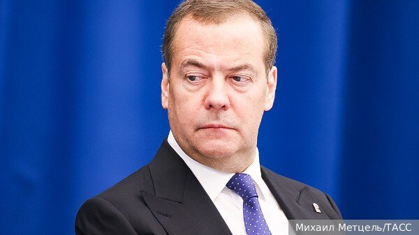 Медведев объяснил Макрону взаимосвязь красных линий России и Франции
